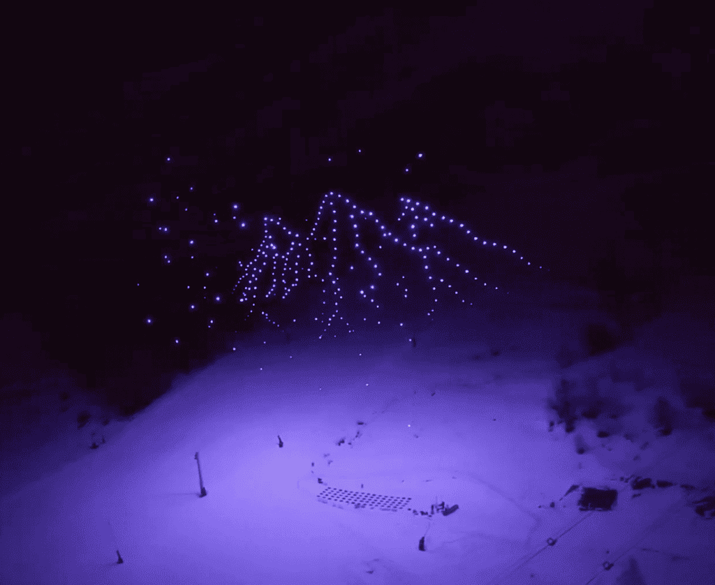 catena montuosa creata durante lo spettacolo dei droni a Les 2 Alpes