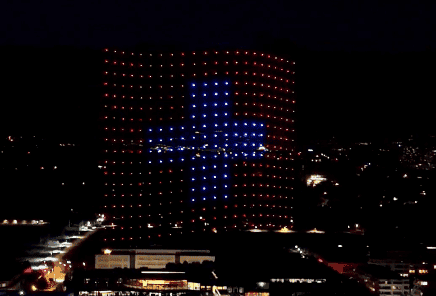 drapeau suisse formé par des drones lors de la fete nationale