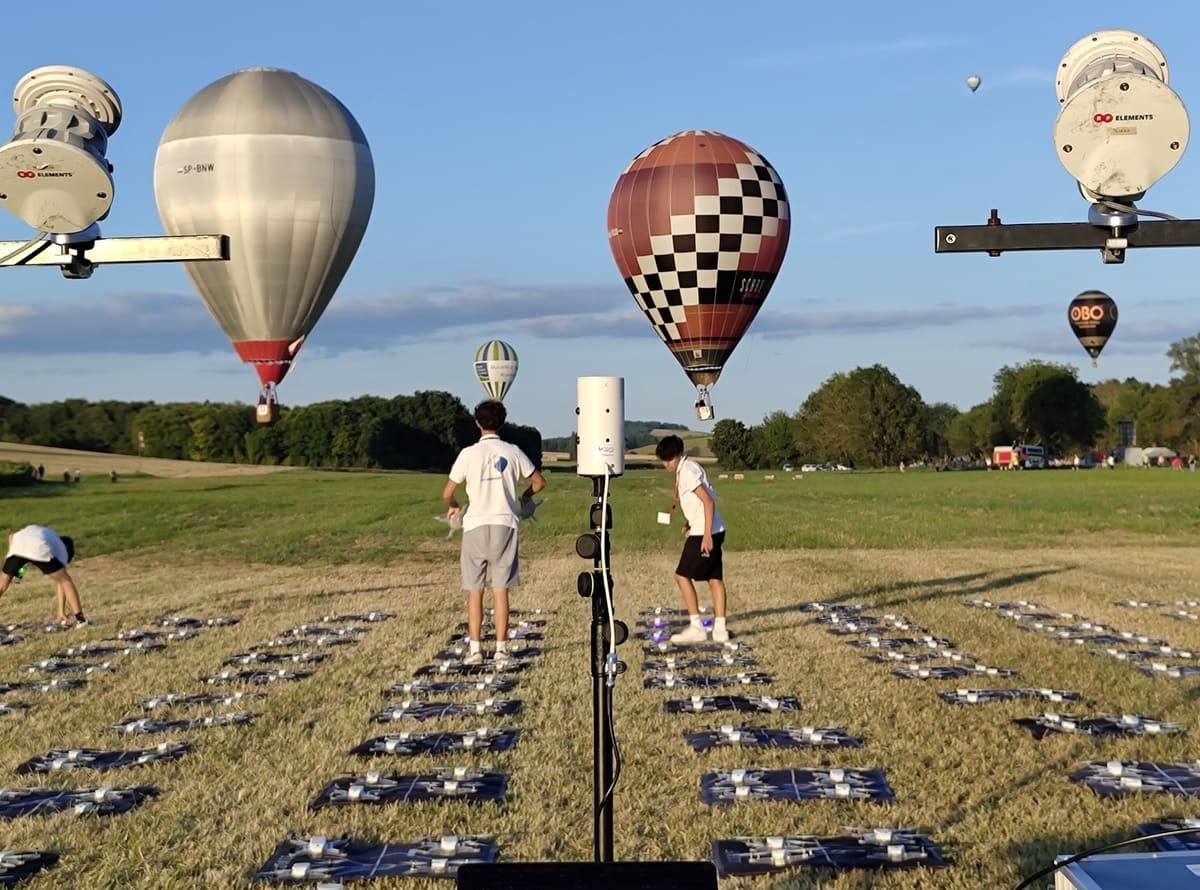 Lancement de drones lors du spectacle de la coupe d'europe de montgolfières 2024