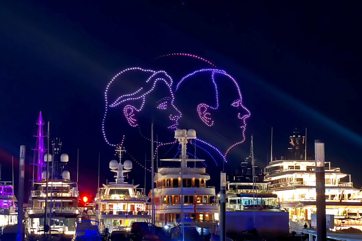 Il principe e la principessa di Monaco durante lo spettacolo con i droni