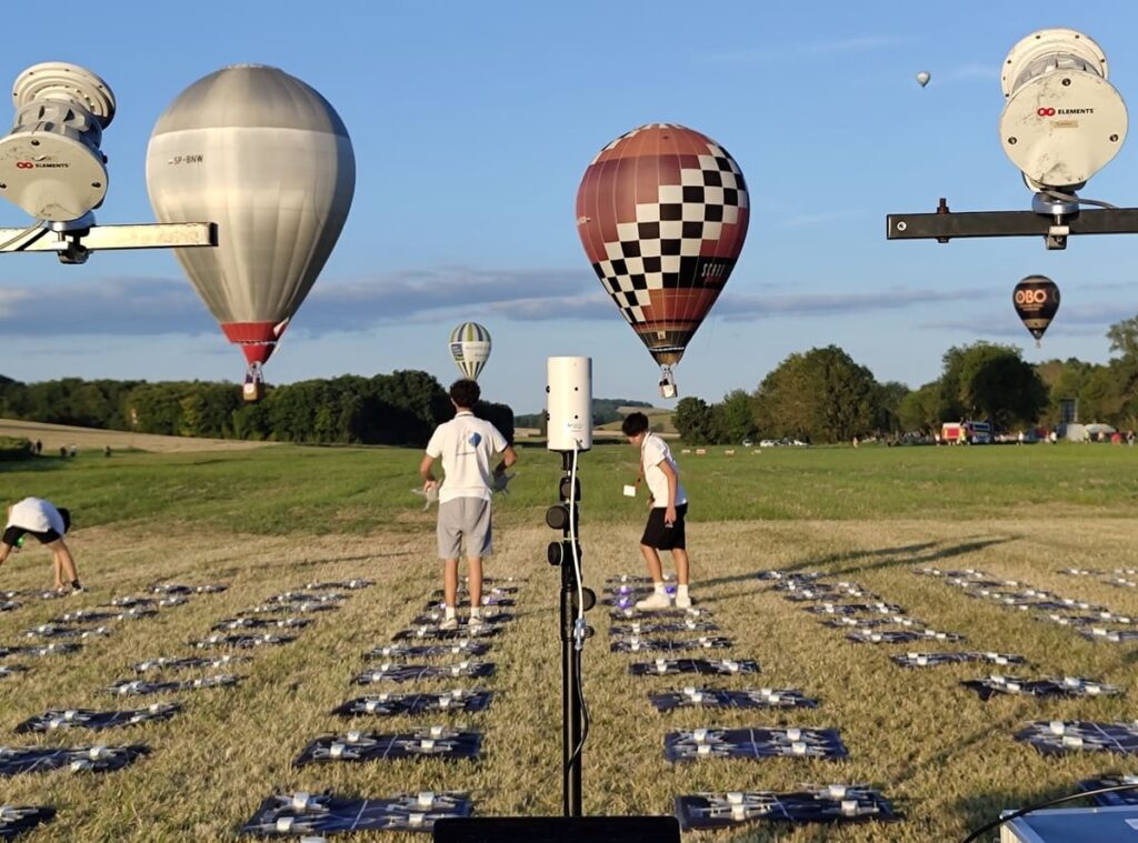 Lancering van drones tijdens het spektakel van de Europese luchtballonbeker 2024