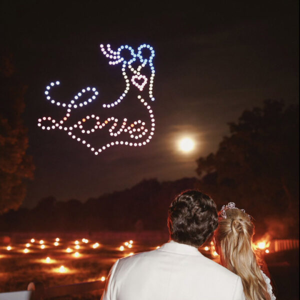 bruiloft droneshow liefdesboodschap door Allumee