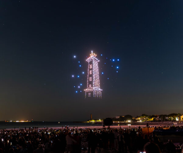 anneaux des JO formés par des drones lumineux Drone Show Monaco 2024