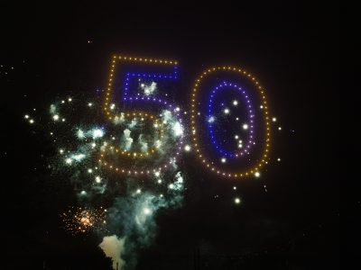 spectacle de drones et pyrotechnie logo 50 ans par Allumee