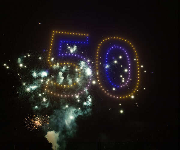 spectacle de drones et pyrotechnie logo 50 ans par Allumee
