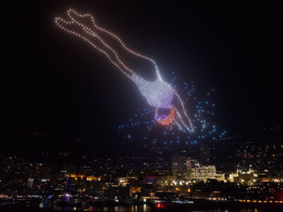 buceadora formada por drones luminosos en un show de Allumee