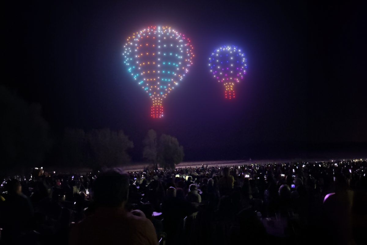 Droni luminosi che formano delle mongolfiere
