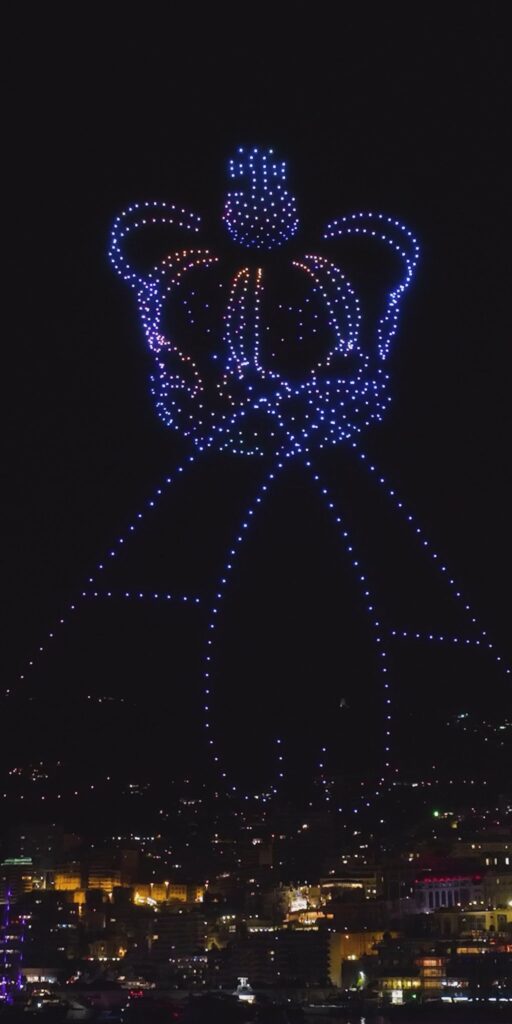Kroon afgebeeld tijdens een drone-show in Monaco