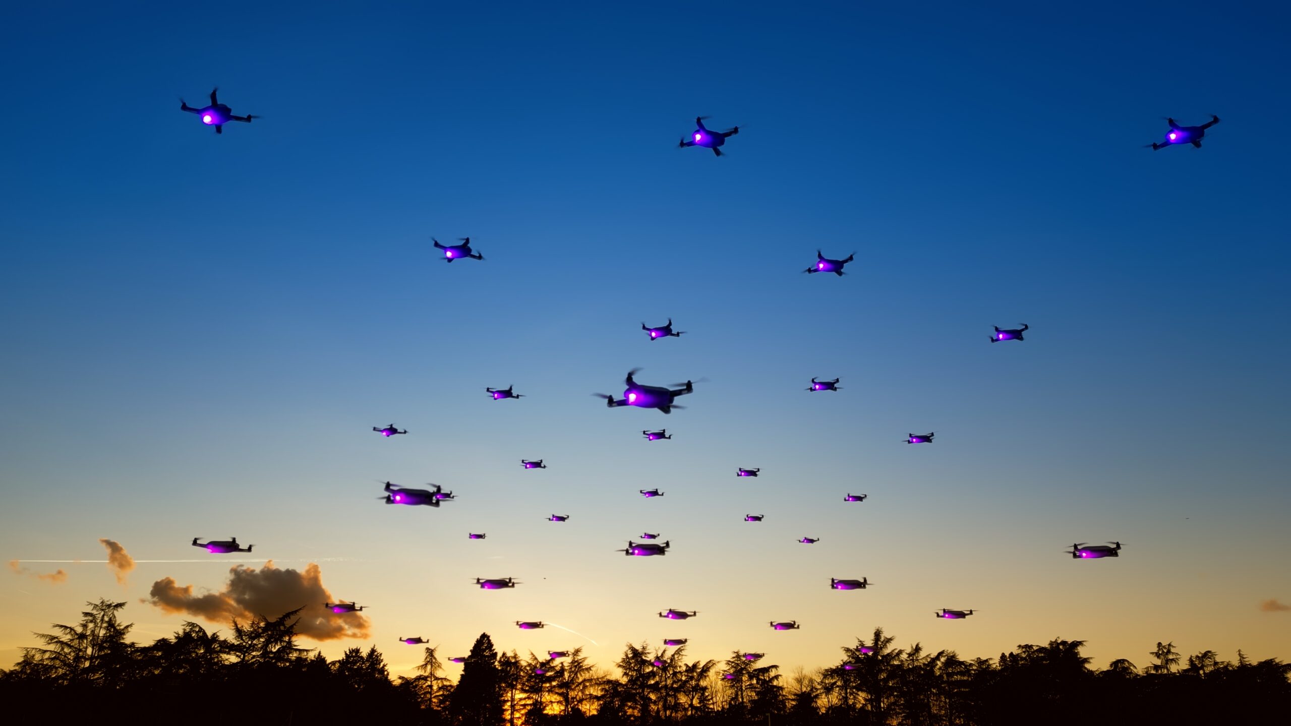 essaim de drones lumineux dans le ciel bleu