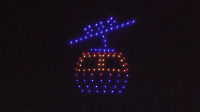 100 drones formando un teleférico durante un espectáculo