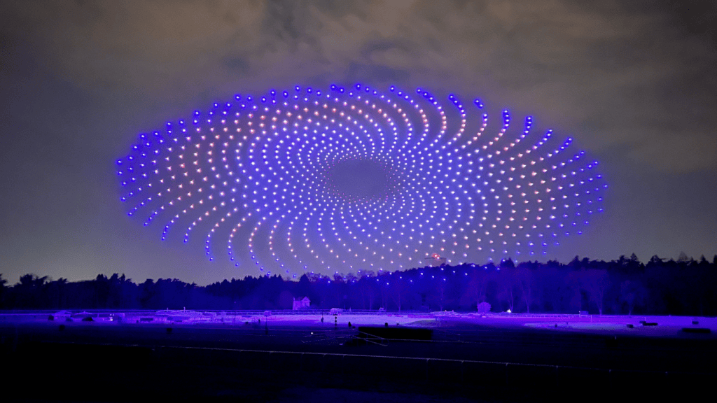 essaim de drones formant une spirale