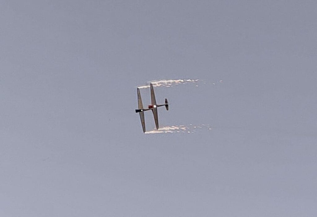 een drone die door de grijze lucht vliegt