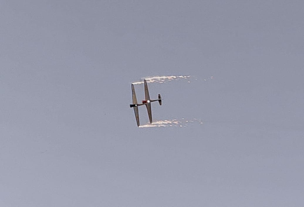 drone volant dans le ciel gris