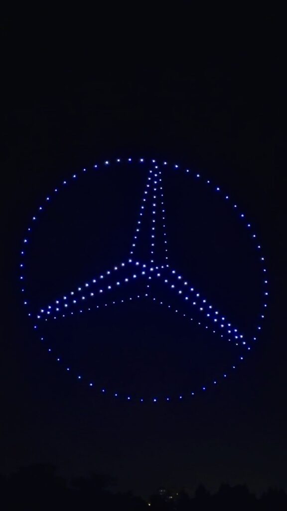 drones die het logo van Mercedes-Benz vormen