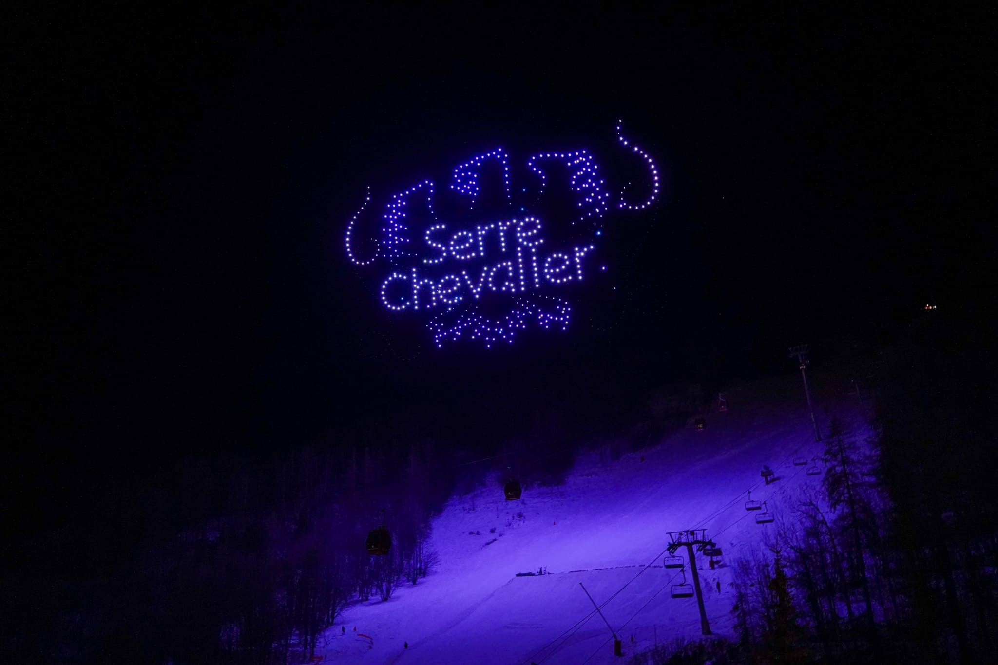 logo de serre-chevalier formé par des drones