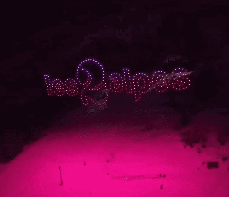 Les 2 Alpes disegnate dai droni nel cielo