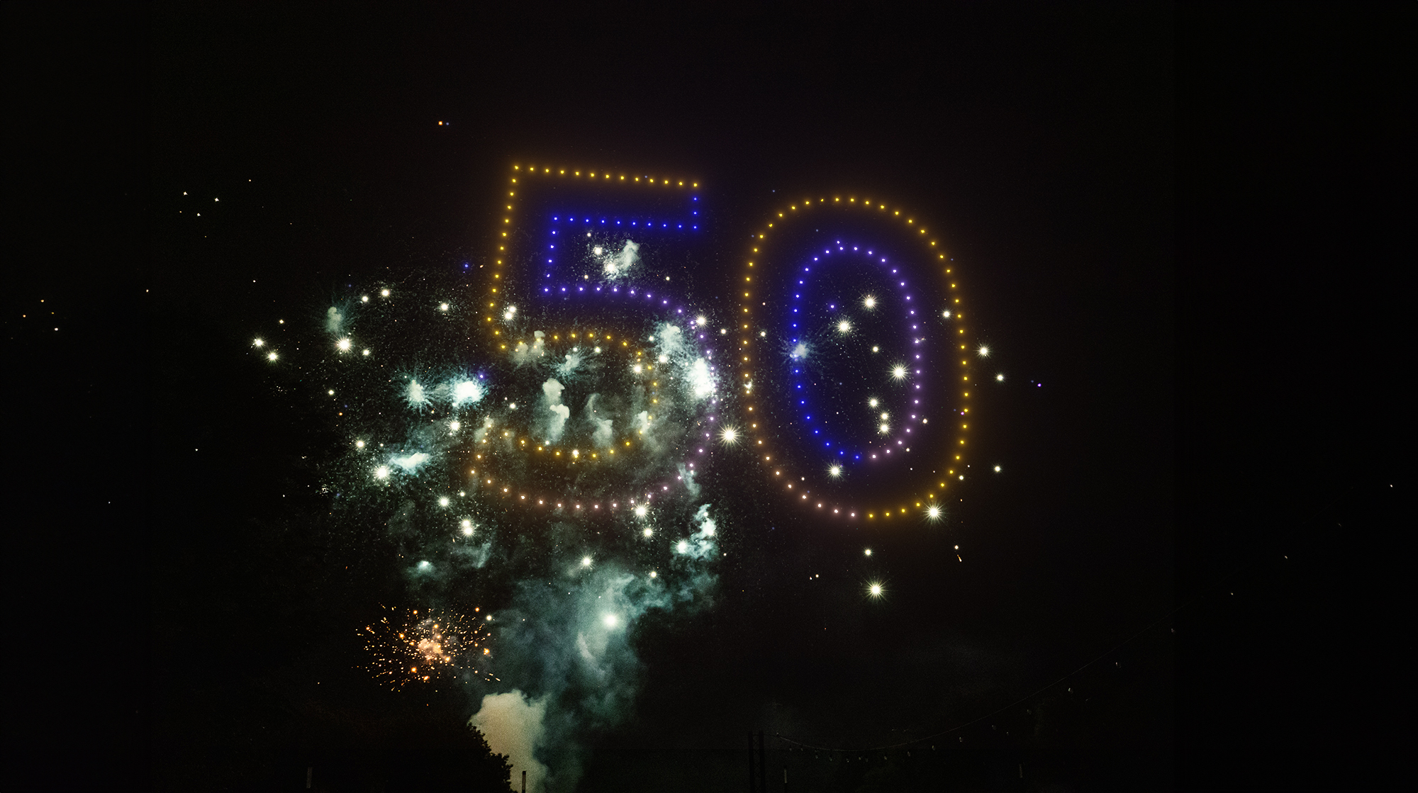 bedrijfslogo droneshow 50 jaar met vuurwerk
